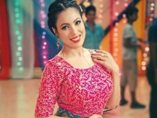 अब ग्लैमरस से लगाती हैं तड़का अब ग्लैमरस से लगाती हैं तड़का