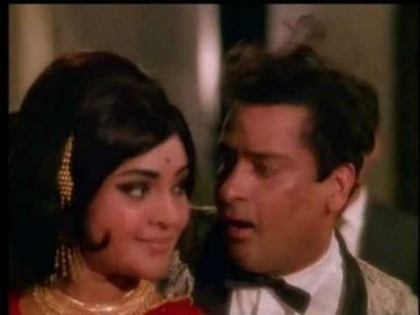 बदन पे सितारे लपेटे हुए