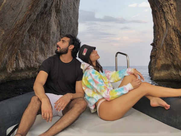 अहान शेट्टी - तान्या श्रॉफ अहान शेट्टी - तान्या श्रॉफ