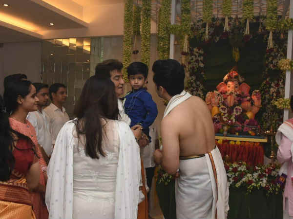बच्चों के साथ व्यस्त