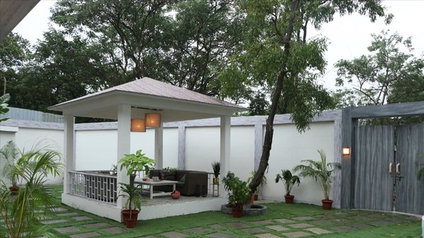 घर के बाहर गार्डन एरिया