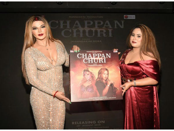 शिमरी ट्रांसपेरेंट ड्रेस में