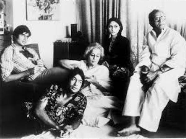 परिवार के साथ अमिताभ ने देखी ये फिल्म