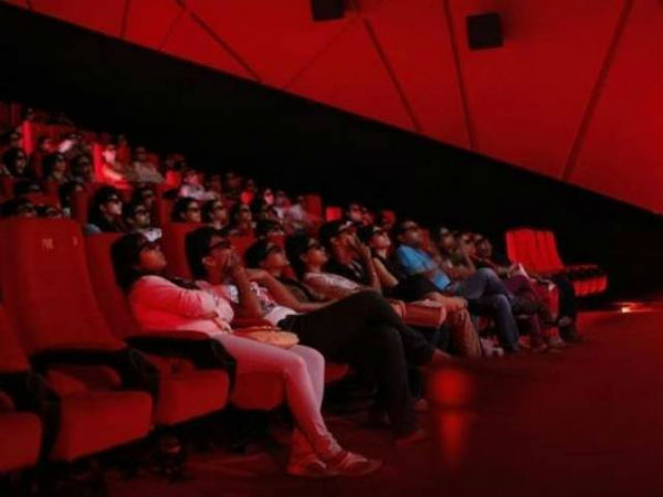 सिनेमाहॅाल से बाहर का रास्ता मिली धमकी