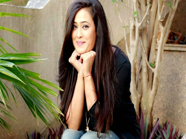 उन्हें डर लगता है। वे दर्द से गुजरती रहती हैं चुपचाप
