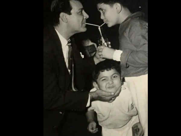 rishi-kapoor-shares-childhood-photo-with-anil-kapoor-fighting-for-coca-cola rishi-kapoor-shares-childhood-photo-with-anil-kapoor-fighting-for-coca-cola