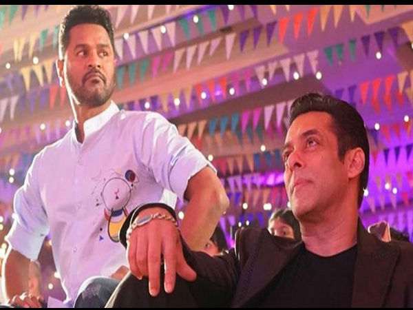 भाई आप कैसे सोफा पर सो सकते हैं