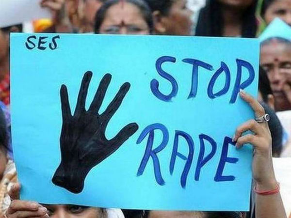 महिलाओं को कॅान्डोम लेकर चलना चाहिए। महिलाओं को कॅान्डोम लेकर चलना चाहिए।