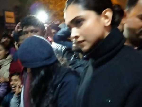 सोशल मीडिया यूजर्स ने दीपिका के इस कदम को पब्लिक स्टंट बताया था सोशल मीडिया यूजर्स ने दीपिका के इस कदम को पब्लिक स्टंट बताया था