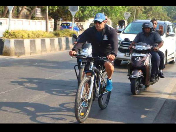 साइकिल से सेट पर पहुंचना