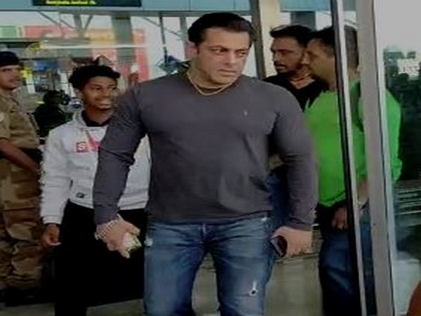 वीडियो किया पोस्ट और कहा माफी मांगना है वीडियो किया पोस्ट और कहा माफी मांगना है