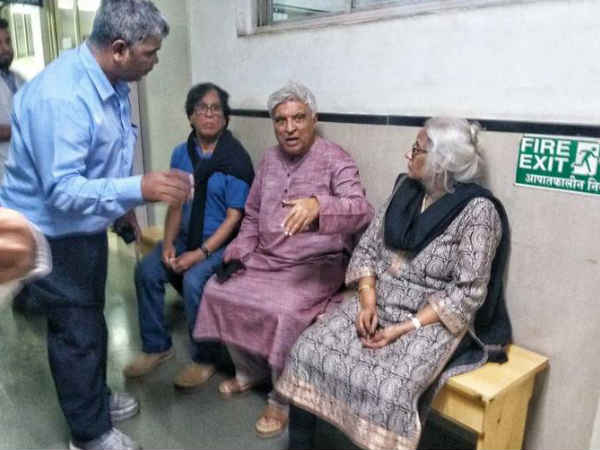 दौड़ पड़े जावेद अख्तर