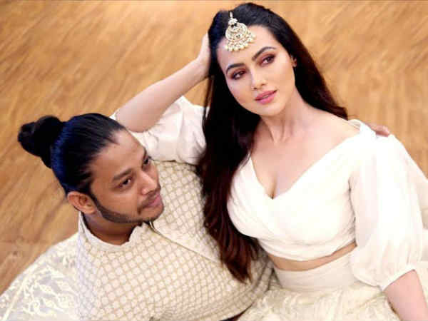 रंगे हाथों पकड़ा रंगे हाथों पकड़ा