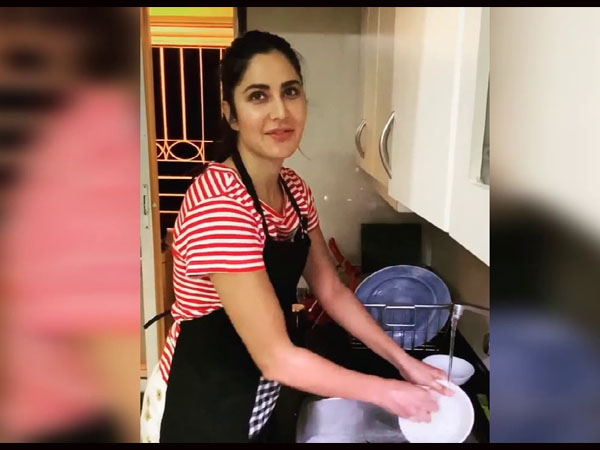 बर्तन धोती कैटरीना कैफ बर्तन धोती कैटरीना कैफ