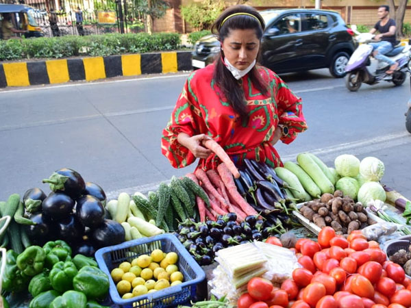 रश्मि देसाई तो सब्जी खरीदनें पहुंची रश्मि देसाई तो सब्जी खरीदनें पहुंची