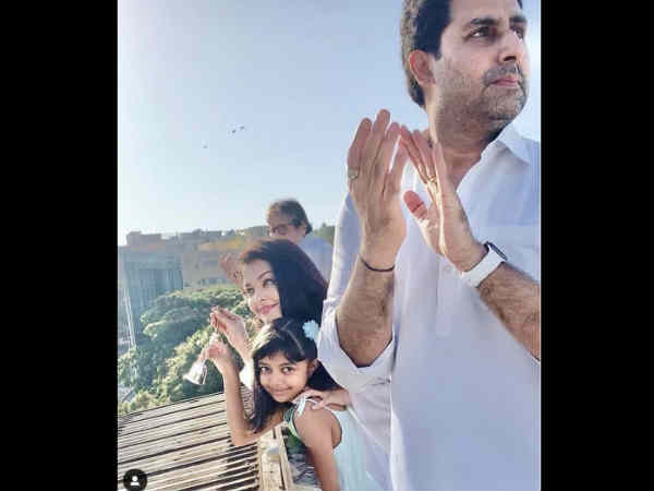 पोज़ देतीं आराध्या पोज़ देतीं आराध्या