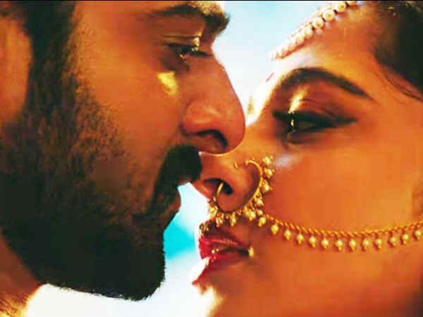 क्या किसी ने हमें साथ देखा है क्या किसी ने हमें साथ देखा है