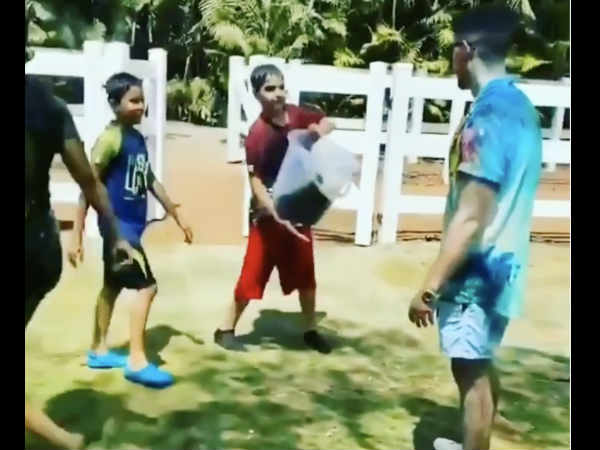 हुड़दंगों की टोली हुड़दंगों की टोली