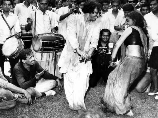झूमते नाचते झूमते नाचते