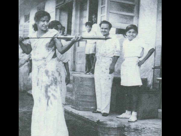 भर पिचकारी मारी भर पिचकारी मारी