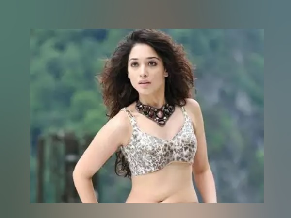 सोशल मीडिया पर एक्टिव सोशल मीडिया पर एक्टिव