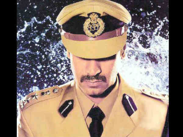 पुलिस की वर्दी में फिट बैठे अजय देवगन पुलिस की वर्दी में फिट बैठे अजय देवगन