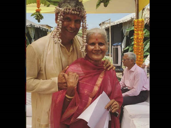 मिलिंद सोमन अपनी मां के साथ मिलिंद सोमन अपनी मां के साथ