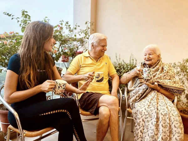 पहली तस्वीर पहली तस्वीर
