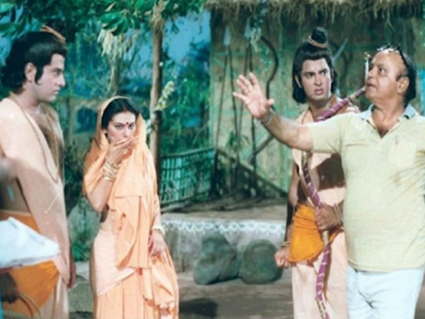 टीवी के सामने अगरबत्ती जलाई जाती टीवी के सामने अगरबत्ती जलाई जाती