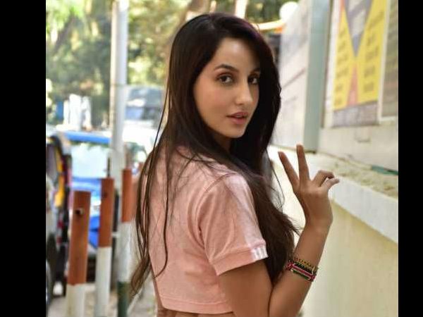 वेटरेस की नौकरी भी - नोरा फतेही वेटरेस की नौकरी भी - नोरा फतेही
