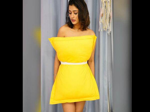 तकिये से बनी ड्रेस तकिये से बनी ड्रेस
