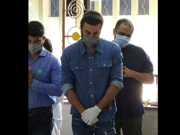 ऋषि कपूर के अंतिम संस्कार में बेटा रणबीर कपूर ऋषि कपूर के अंतिम संस्कार में बेटा रणबीर कपूर