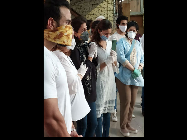 ऋषि कपूर के अंतिम संस्कार में आपा खो बैठीं नीतू ऋषि कपूर के अंतिम संस्कार में आपा खो बैठीं नीतू