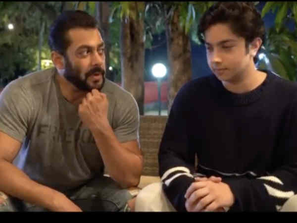 फैंस को दे रहे हैं घर में रहने की सलाह फैंस को दे रहे हैं घर में रहने की सलाह
