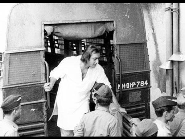 दंगा खत्म होने तक चाहिए थी दंगा खत्म होने तक चाहिए थी
