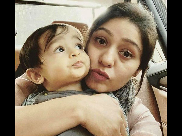सुनिधि चौहान के बेटे का वीडियो सुनिधि चौहान के बेटे का वीडियो
