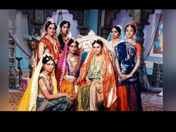 रामायण में अपनी बहनों के साथ सीता रामायण में अपनी बहनों के साथ सीता
