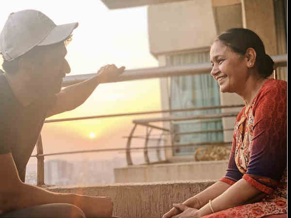 मां के साथ मां के साथ