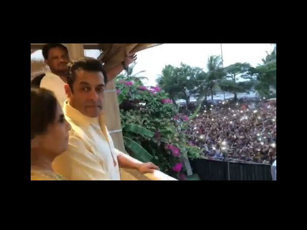 सलमान खान के घर के बाहर ईद मुबारक सलमान खान के घर के बाहर ईद मुबारक