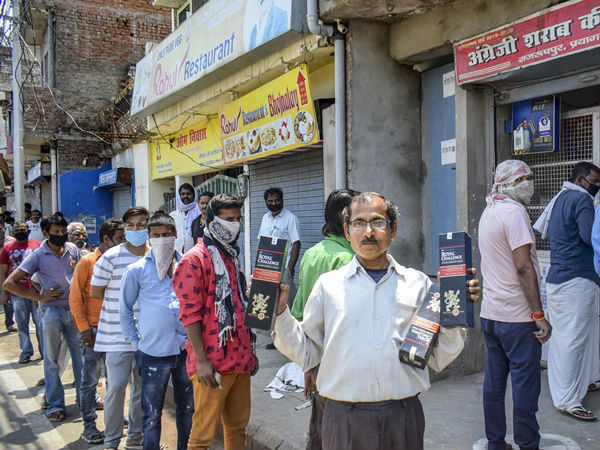 महिलाएं भी शराब लेने के लिए लाइन में महिलाएं भी शराब लेने के लिए लाइन में
