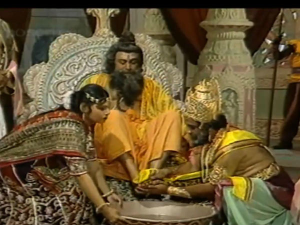 सुनील लहरी से पांव दबवाने लगा ये एक्टर सुनील लहरी से पांव दबवाने लगा ये एक्टर