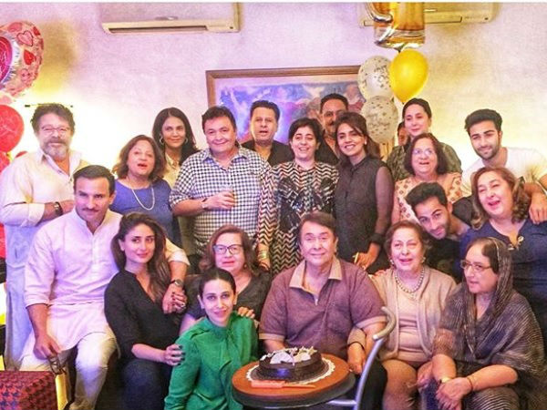 करिश्मा कपूर ने अपने इंस्टाग्राम पर फैमिली की तस्वीर शेयर की करिश्मा कपूर ने अपने इंस्टाग्राम पर फैमिली की तस्वीर शेयर की