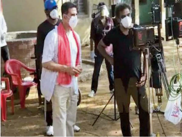 ना हाथ मिला, ना गले लगाया ना हाथ मिला, ना गले लगाया