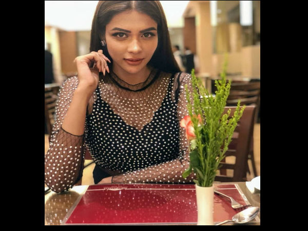 जिन्हें खतरा है जो टेस्ट कराने के लिए लाइन में हैं जिन्हें खतरा है जो टेस्ट कराने के लिए लाइन में हैं
