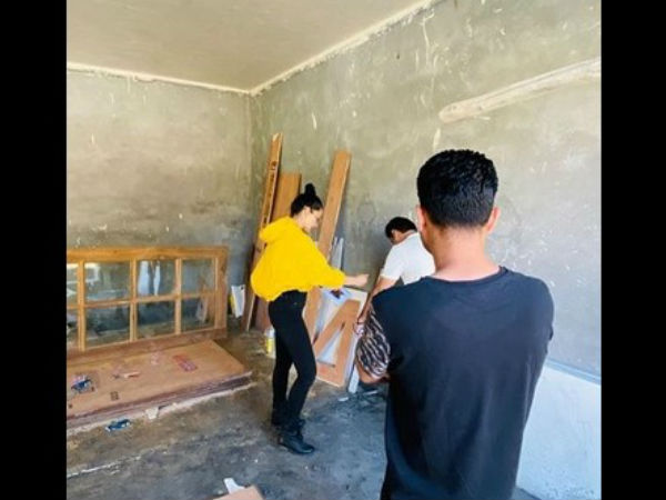 खुद जुटी काम में खुद जुटी काम में