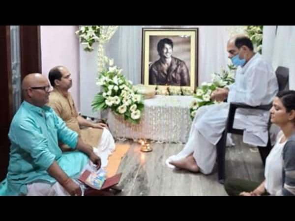 सुशांत के घर प्रार्थना सभा सुशांत के घर प्रार्थना सभा