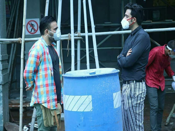 मास्क लगाए नजर आए पार्थ मास्क लगाए नजर आए पार्थ
