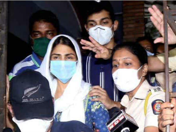 रिया का परिवार दे रहा है सहयोग