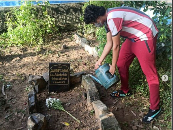 छोटे बेटे ने फिर की क्रब साफ