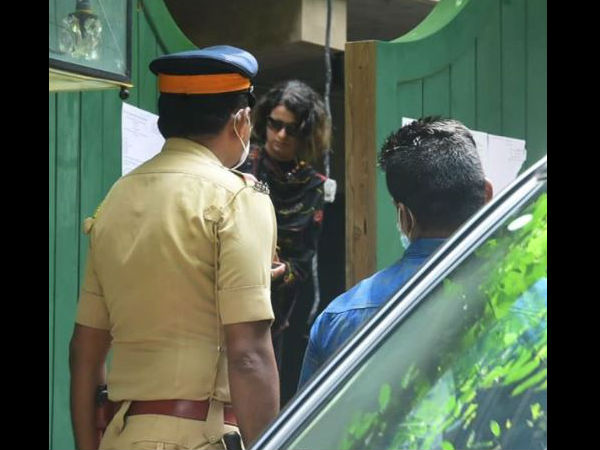करण जौहर और उद्धव ठाकरे को एक्सपोज करने की धमकी
